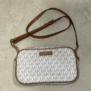 Micheal Kors cross body bag. Only been used a few times. In good condition.